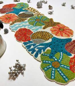 Camino de mesa hecho a mano con cuentas de vidrio y diseño de conchas marinas y estrellas de mar para bodas, cenas, hogar, cocina y banquetes. - Product Image 1