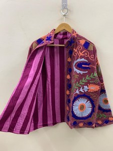 Chaqueta de terciopelo morado de lujo hecha a mano para mujer, con bordado floral a mano, elegante chaqueta de manga larga estilo Rajasthani Suzani. - Product Image 4