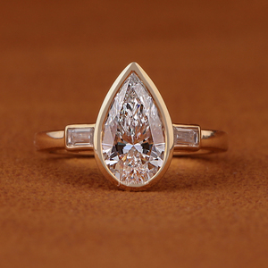 Bague de fiançailles en diamant de laboratoire taille poire 2 carats, sertie clos, trois pierres, or massif 14 carats, diamant CVD, bague de mariage certifiée IGI - Product Image 1
