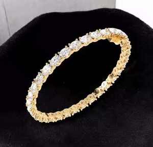 Pulsera de Oro Hecha a Mano para Mujer con Diamante Moissanita, Diseño Único - Product Image 1