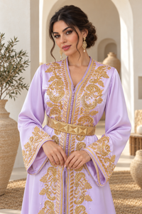 Caftán Marroquí de Terciopelo Lila Mishkat Couture con Bordado Dorado, Mangas Largas, Cuello en V, Largo Maxi, Cinturón Dorado Geométrico para Mujer, para Fiestas - Product Image 5