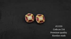 Boucles d'oreilles clous vertes Kundan plaquées or avec zircon, bijoux fins géométriques pour cadeau de fête - Product Image 3