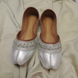 Chaussures Khussa pour femme, bleu ciel, brodées, chaussures traditionnelles pakistanaises pour femmes, Jutti, légères, vente en gros, faites à la main, ethniques - Product Image 4