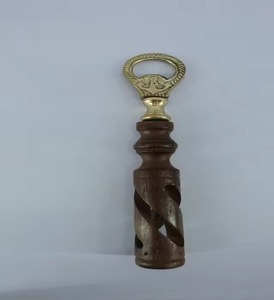 Abridor de Botellas Clásico de Latón de la Más Alta Calidad con Diseño de Concha, Herramienta de Apertura Metálica Plana y Duradera - Product Image 4
