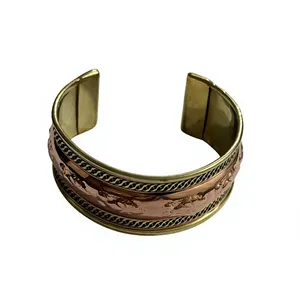 Bracelet de thérapie biomagnétique en cuivre et laiton, style vintage, avec centre en cuivre martelé et câble torsadé - Product Image 1