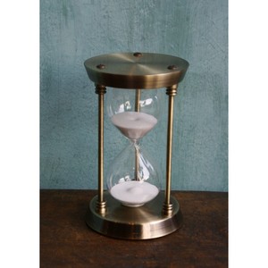 Sablier traditionnel délicat en laiton avec bulbe en verre et cadre métallique pour un chronométrage précis - Product Image 4