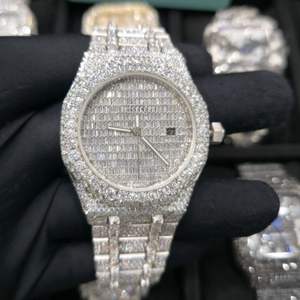 Montre classique pour homme avec cadran Buggute entièrement serti de diamants Moissanite ronds, idéale comme cadeau - Product Image 1