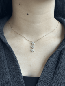 Collar de Diamantes Cultivados en Laboratorio, 3.70 Ct, Oro, Certificado IGI, Colgante Floral en Forma de Gota, Diseño de Múltiples Racimos, Joyería Nupcial de Lujo - Product Image 1