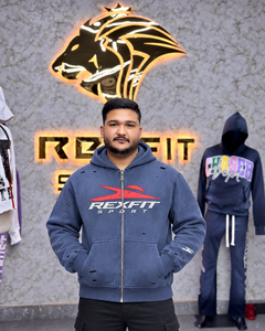 Sudadera con capucha para hombre azul polvoriento con cremallera completa, gráfico desgastado, forro polar grueso, chaqueta estilo streetwear, ropa urbana casual, OEM personalizado, venta al por mayor - Product Image 1