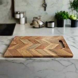 เขียงไม้กระถินลายเชฟรอน หนา ทนทาน ปลอดภัยสำหรับมีด ใช้งานได้หลากหลาย ทั้งหั่น ตัด และเสิร์ฟ เหมาะสำหรับครัวสมัยใหม่ - Product Image 5