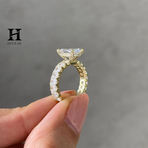 แหวนหมั้นเพชรทรงเรเดียนท์คัทสุดหรู ผลิตในห้องปฏิบัติการ ทองคำขาว 18K ประดับด้วยวงแหวนแบบซ่อนรอบเพชร สำหรับผู้หญิง - Product Image 2