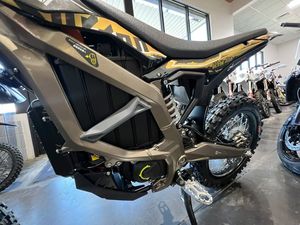 จัดส่งฟรี รถมอเตอร์ไซค์วิบากไฟฟ้า Sur-Rons Ultra Bee สีดำ รุ่นใหม่ ปี 2025 74V 21KW ราคาขายส่ง - Product Image 5