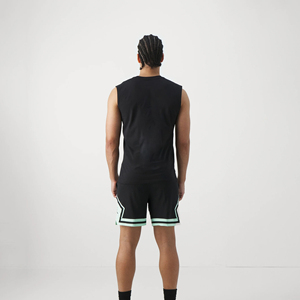 Shorts de basketball haut de gamme fabriqués avec un tissu léger et respirant offrant confort, durabilité et séchage rapide. - Product Image 2