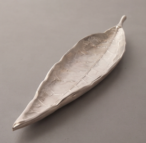 Plateau de service élégant en forme de feuille, en métal poli, design artisanal pour la décoration de table, essentiels élégants pour la cuisine - Product Image 1