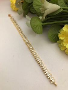 Bracelet élégant en laiton de qualité supérieure avec de véritables perles et placage or, design tendance pour les fêtes, les mariages et les événements, pour femmes - Product Image 4