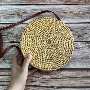 Sac à main artisanal en rotin et nacre, luxueux, avec incrustation de coquillages irisés, tissé, pour la mode bohème moderne, la plage et les soirées - Product Image 5
