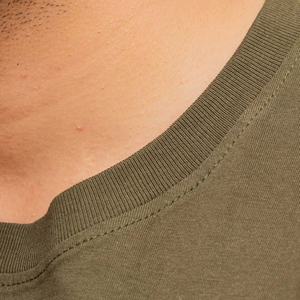T-shirt homme en jersey tricoté 100% coton, couleur olive unie, col rond, manches courtes, coupe classique, style décontracté. - Product Image 6