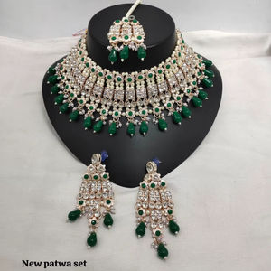 Parure de bijoux de mariée en laiton plaqué or et zircon, collier ras-du-cou, boucles d'oreilles pendantes, tikka – Haute qualité pour fêtes, fiançailles, anniversaires - Product Image 1