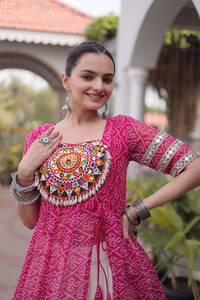Lehenga Choli de diseño étnico tradicional indio, colección Navaratri, con estampado Bandhani y diseño Kutchi para mujeres, ropa elegante. - Product Image 6