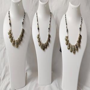 Collar de Pirita Dorada con Gemas de Cristal, Grabado en Plata Electrochapada con Diseño de Mascota, Estilo Artístico - Product Image 3