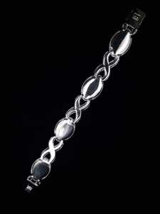 Bracelet de luxe pour femme Infinity Link Eye en or blanc 14 carats avec diamant de laboratoire taille brillant couleur D et sertissage pavé de rubis rouges - Product Image 4