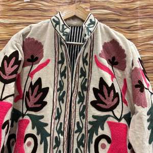 Chaqueta de terciopelo champán premium estilo suzani con bordado floral, cuello alto, estilo bohemio vintage, manga larga, para mujer, otoño. - Product Image 3