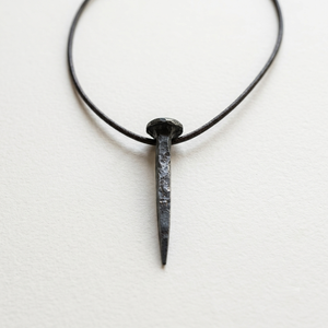 Collier pendentif en fer forgé antique avec chaîne en cuir, bijou vintage en métal, amulette mythologie nordique - Product Image 1