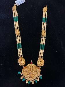 ชุดสร้อยคอยาวแบบโบราณของอินเดีย ทำจากทอง 22K ประดับด้วยไข่มุกและลูกปัดสีเขียว |   ชุดเจ้าสาวลายพิมพ์นกยูง - Product Image 5