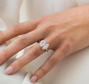 Anillo Toi Et Moi Único con Moissanita de 1 Quilate en Forma de Pera y 0.60 Quilates en Corte Marquesa, Oro Sólido de 14K, Regalo de Boda o Propuesta para Parejas - Product Image 1