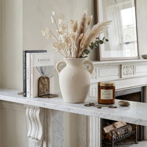 Vase en céramique blanc mat rustique avec deux poignées pour fleurs séchées et décoration de table - Product Image 3