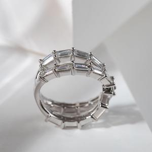 แหวนแต่งงานทองคำขาว 14k ประดับเพชรทรงบาแกตต์ขนาด 4*2 มม. ลายไขว้แบบ Eternity Band  แหวนครบรอบลายไขว้ ได้รับการรับรองจาก IGI - Product Image 4