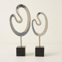 Sculpture abstraite attrayante en métal argenté avec base en marbre noir naturel, lot de 2, décoration de table contemporaine de luxe pour salon