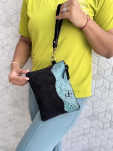 Cartera de mano de cuero auténtico con grabado y diseño occidental, color negro, con pelo de piel. - Product Image 5