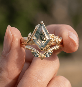 Anillo de Boda Alternativo con Ágata Musgosa como Piedra Central y Detalles de Diamantes GIA, Joyería Fina, Estilo de Boda Más Deseado - Product Image 1