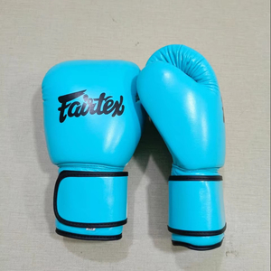 นวมชกมวย Fair tex สีน้ำเงิน หนังแท้ ปิดด้วยเวลโคร ระบายอากาศได้ดี สำหรับผู้ใหญ่ ฝึกซ้อม แข่งขัน ระดับมืออาชีพ ออกแบบโลโก้ได้ตามต้องการ ผลิตด้วยมือ - Product Image 1