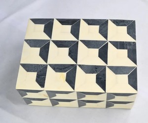 Caja de Almacenamiento de Resina Ecológica con Incrustaciones Sofisticadas de Resina Ósea, Diseño Artesanal con Tema de Amor, Patrón de Joyería para el Hogar - Product Image 2