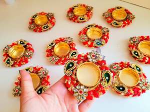 Support de bougie Diya en soie rouge et verte, base de bougie florale Kundan, anneau Paisley émeraude, décoration de Mandir pour Diwali, ensemble de cadeaux de mariage indien - Product Image 4