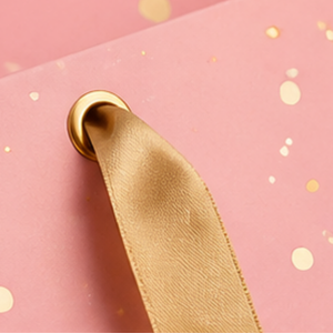 Bolsa de Regalo de Papel Rosa de Lujo Personalizada con Puntos Dorados y Asas de Cinta de Satén para Empaque de Boutique - Product Image 4