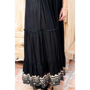 Robe longue noire sans bretelles pour femme, style bohème, avec haut bustier smocké et ourlet imprimé, idéale pour l'été et la plage - Product Image 4