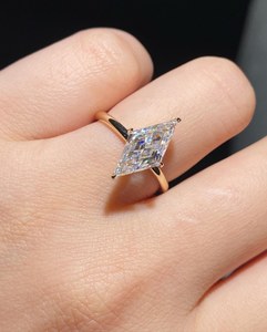 Anillo de Diamante con Corte en Forma de Rombo, 2.01CT, Cultivado en Laboratorio, con Oro Amarillo de 14k, Regalo de Aniversario o Promesa para Pareja - Product Image 2