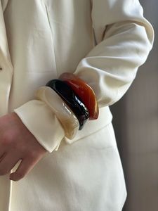 Bracelets élégants en résine pour femmes, légers, imperméables, bijoux au design moderne pour un usage quotidien, cadeau d'affaires, meilleure qualité - Product Image 2