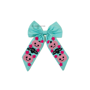 Lazo de Halloween hecho a mano con cuentas de semillas y diseño de Reina de Dulces, accesorio de pelo moderno con cuentas, lazo de pelo artesanal para fiestas - Product Image 4