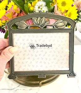 Cadre photo en métal design, élégant accent décoratif pour la maison par Tradebyd - Product Image 1