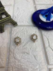 ต่างหูแบบติดหูรูปดอกไม้ชุบทองคำจาก Amaira Jewels ประดับเพชรแบบ Bezel Setting สำหรับผู้หญิง เครื่องประดับหรูหราสำหรับใส่ทุกวัน จากราชสถาน - Product Image 2