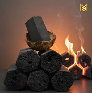 Briquetas de Carbón de Coco Hexagonales, 3 Horas de Duración, Combustible de Alta Temperatura para Barbacoa, Proveedor de Madera Dura de la India, Fabricante en Oferta - Product Image 1