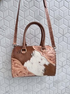 Bolso de hombro de cuero de vaca con pelo, nuevo, al por mayor, estilo Speedy, con grabado floral hecho a mano, estilo western, para mujer - Product Image 1
