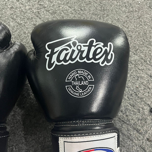 Gants de boxe Muay Thai MMA en cuir de qualité supérieure, sur mesure, avec fermeture auto-agrippante Fairtex et support de poignet. - Product Image 4