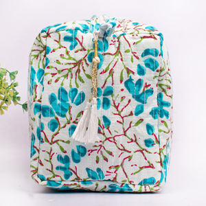 Bolsas de Cosméticos de Lujo Portátiles e Impermeables con Borlas Grandes de Algodón, Diseño Floral Personalizado, Estética Coqueta para Viajes de Mujeres - Product Image 4