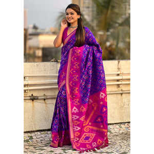 Sari Patola de Seda Suave Violeta con Tejidos en Contraste, Elegantes Vestidos de Noche - Product Image 1