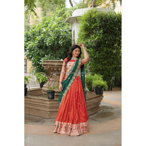 Experimente el encanto de Trending Cosmos Jequard Lehenga Choli con Dupatta bordada de seda rusa. Descubre el Fusio perfecto - Product Image 1